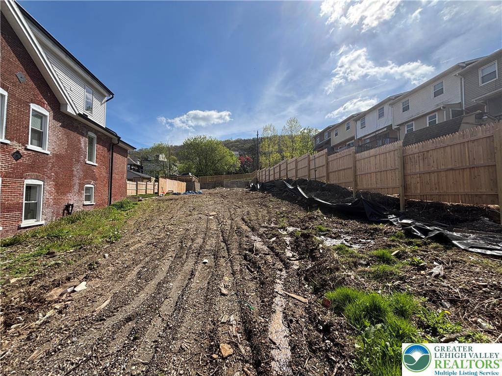739 Atlantic St, Bethlehem City, PA 18105 - view of dirt / gravel road with a residential view