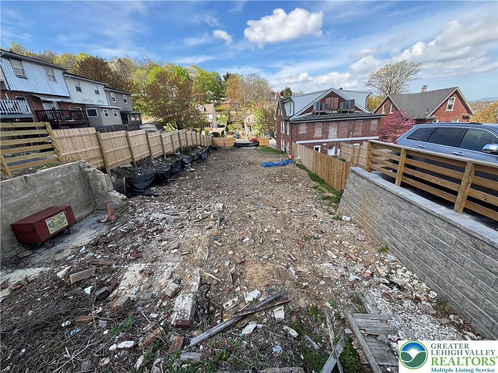 739 Atlantic St, Bethlehem City, PA 18105 - view of yard featuring a residential view