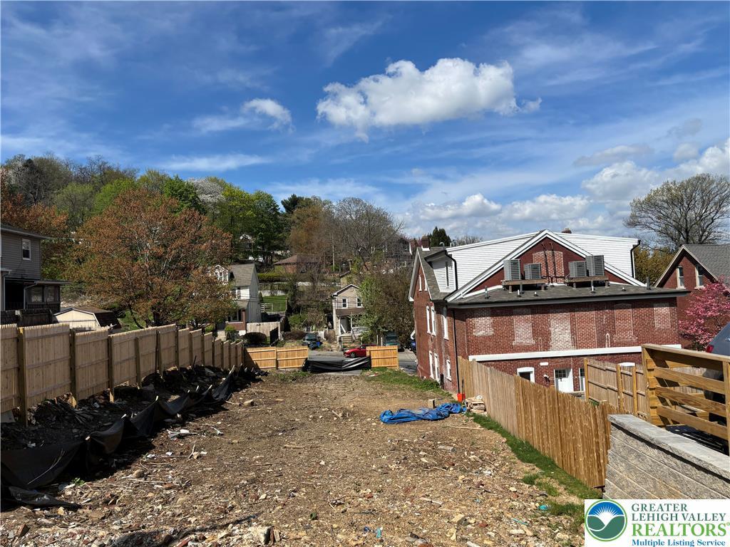 739 Atlantic St, Bethlehem City, PA 18105 - view of yard