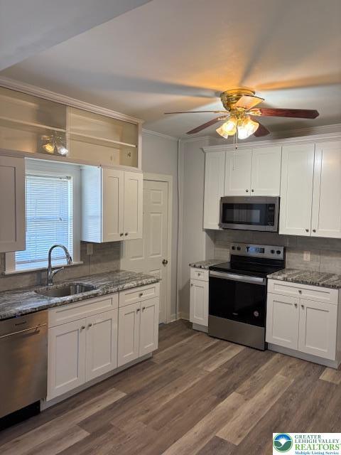 2101 Columbia Ave, Whitehall Twp, PA 18052 - kitchen featuring stainless steel appliances, a sink, decorative backsplash, a ceiling fan, and crown molding
