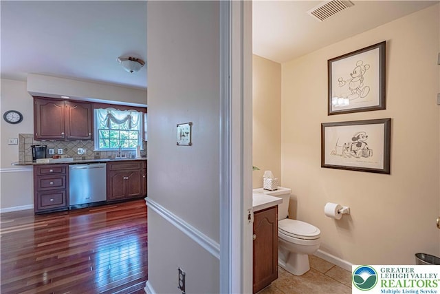 1514 Ravena St Unit Dd, Bethlehem City, PA 18015 - bathroom with vanity, toilet, baseboards, backsplash, and wood finished floors