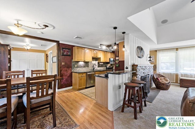 215 N Laurel Ln, West Whiteland Township, PA 19341 - kitchen with appliances with stainless steel finishes, a sink, a peninsula, a breakfast bar, and ornamental molding