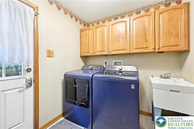 136 Outlook Ct, Middle Smithfield Twp, PA 18302 - laundry area with washer and clothes dryer, baseboards, and cabinet space