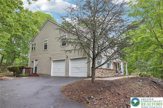 136 Outlook Ct, Middle Smithfield Twp, PA 18302 - view of home's exterior with driveway and an attached garage