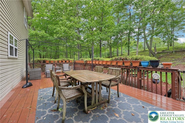 136 Outlook Ct, Middle Smithfield Twp, PA 18302 - wooden deck featuring outdoor dining space and view of wooded area