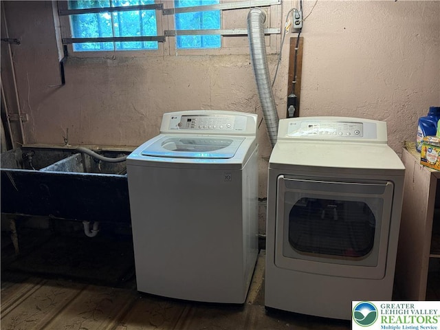 204 Analomink St, East Stroudsburg, PA 18301 - laundry room featuring washing machine and clothes dryer