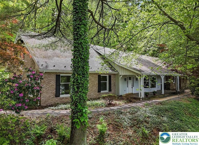 711 E Center St, Nesquehoning Borough, PA 18240 - single story home with roof with shingles, brick siding, and covered porch