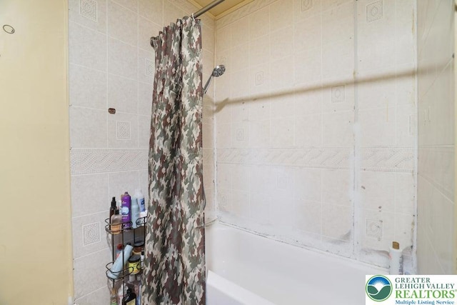 4754 Brentwood Dr, Tobyhanna Twp, PA 18466 - bathroom with shower / bath combo