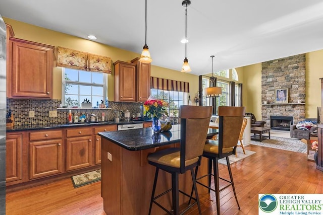 140 Birdie Way, Eldred Twp, PA 18058 - kitchen featuring light wood-type flooring, tasteful backsplash, a center island, a sink, and a kitchen bar
