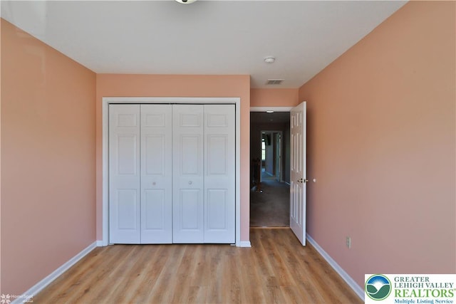 27 Willow Dr, Palmer Twp, PA 18045 - unfurnished bedroom featuring light wood finished floors, baseboards, and a closet