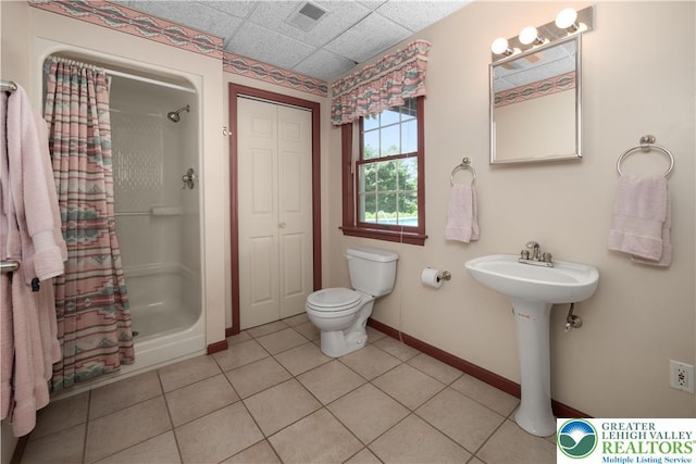 1224 Highland Dr, Upper Macungie Twp, PA 18069 - bathroom featuring a shower with curtain, toilet, tile patterned flooring, and baseboards