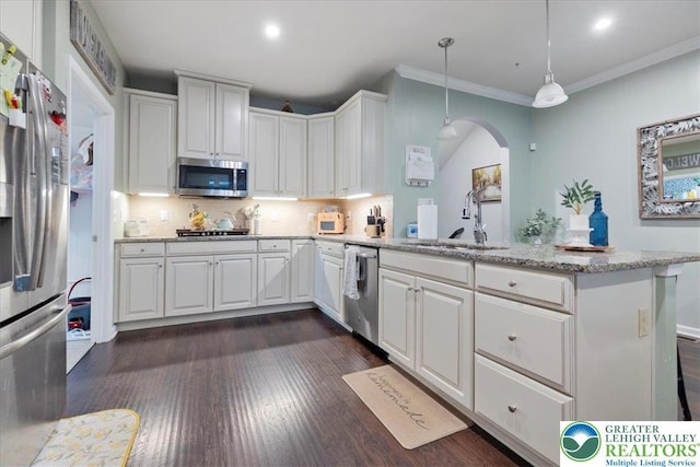 2585 Raya Way, Bethlehem Twp, PA 18045 - kitchen featuring stainless steel appliances, a sink, arched walkways, a peninsula, and backsplash