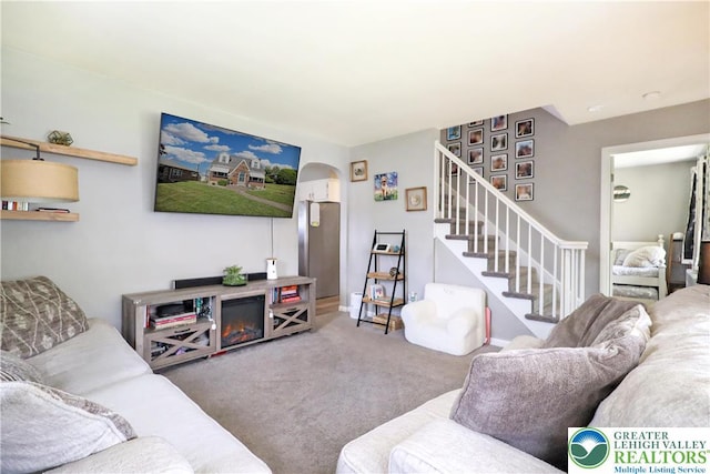 613 S Hoffert St, Fountain Hill Boro, PA 18015 - carpeted living room featuring stairs and arched walkways