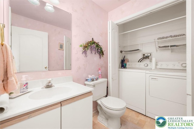 275 Ridings Cir, Macungie Borough, PA 18062 - bathroom featuring washing machine and clothes dryer, vanity, toilet, and wallpapered walls