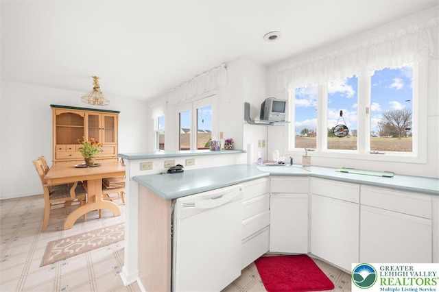 275 Ridings Cir, Macungie Borough, PA 18062 - kitchen with dishwasher, plenty of natural light, a peninsula, and light countertops