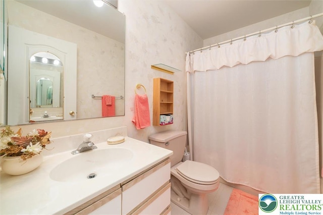 275 Ridings Cir, Macungie Borough, PA 18062 - bathroom with toilet, vanity, wallpapered walls, and curtained shower