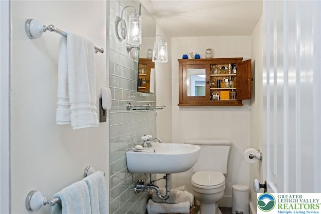 408 Kintner Hill Rd, Nockamixon Twp, PA 18972 - bathroom with a sink, toilet, and backsplash