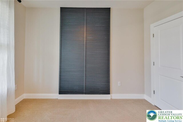 3896 Independence Dr, Easton, PA 18045 - detailed view of carpet flooring and baseboards