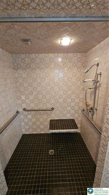 1426 Church St, Fountain Hill Boro, PA 18015 - bathroom with a tile shower