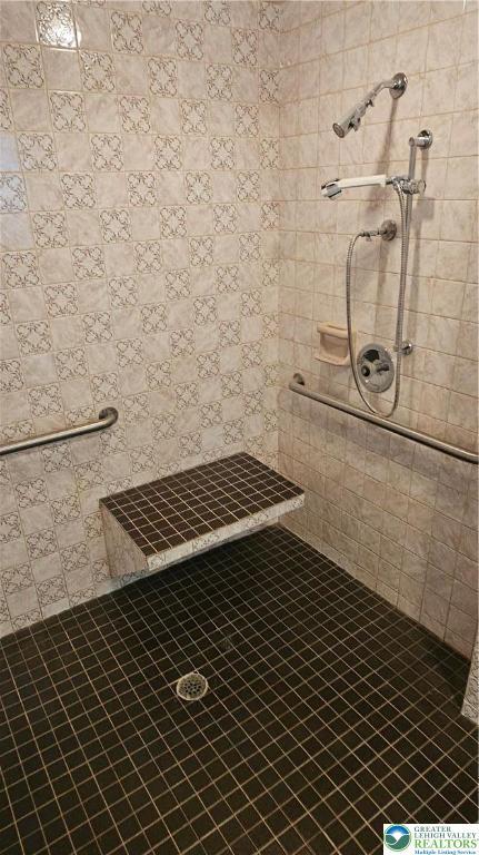 1426 Church St, Fountain Hill Boro, PA 18015 - full bathroom with tiled shower