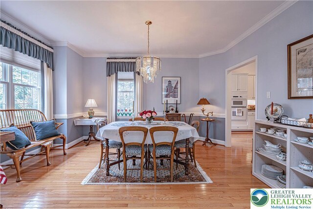 538 Parkside Ct, Allentown City, PA 18104 - dining area featuring healthy amount of natural light, a chandelier, ornamental molding, light wood finished floors, and baseboards