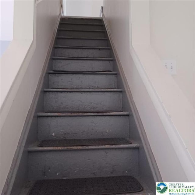 617 Oak St, Allentown City, PA 18102 - view of staircase