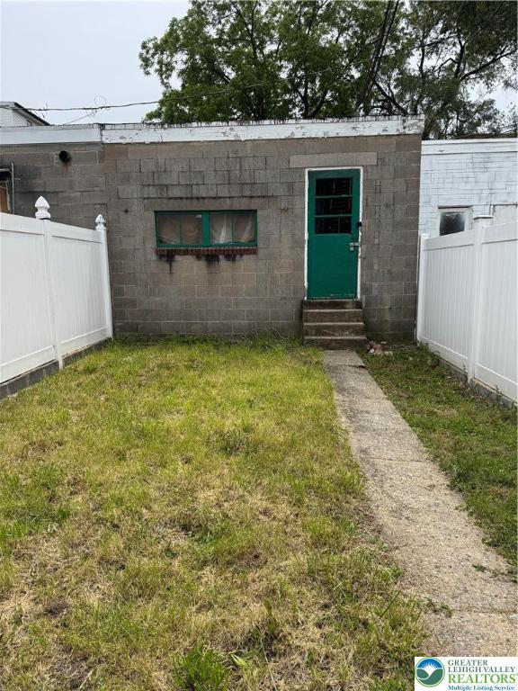 734 W Gordon St, Allentown City, PA 18102 - view of yard featuring entry steps
