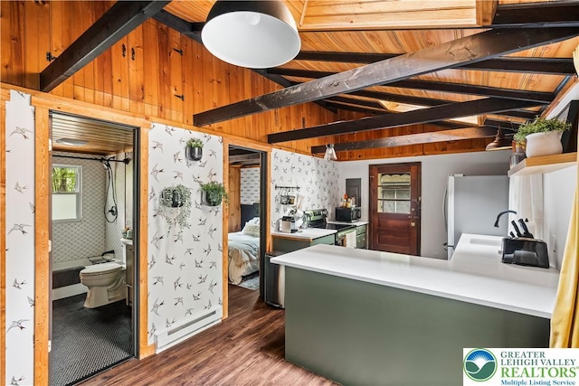 105 Honovi Dr, Tobyhanna Twp, PA 18347 - kitchen featuring freestanding refrigerator, stainless steel electric range oven, a sink, wood finished floors, and a peninsula