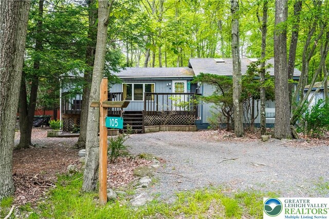 105 Honovi Dr, Tobyhanna Twp, PA 18347 - single story home with a wooden deck
