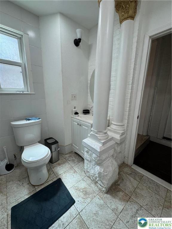 528 N 6th St, Allentown City, PA 18102 - bathroom with decorative columns, toilet, and vanity