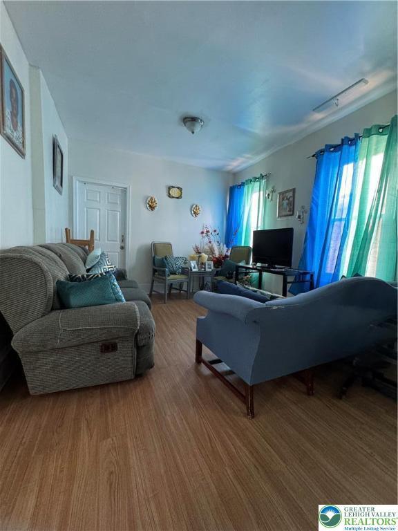 528 N 6th St, Allentown City, PA 18102 - living room featuring wood finished floors