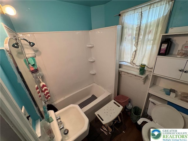 321 W Broad St, Tamaqua Borough, PA 18252 - full bath with toilet and washtub / shower combination