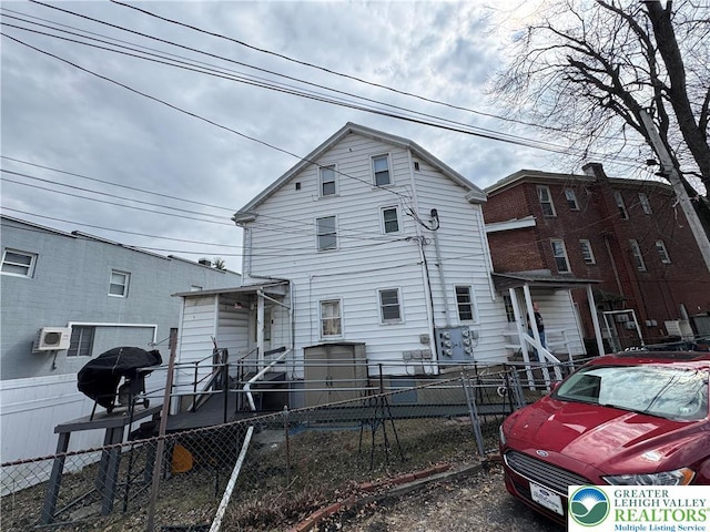 321 W Broad St, Tamaqua Borough, PA 18252 - view of front of property featuring a fenced front yard