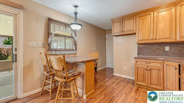 2934 Keystone St, Bethlehem Twp, PA 18020 - kitchen featuring light wood-style floors, baseboards, pendant lighting, and decorative backsplash