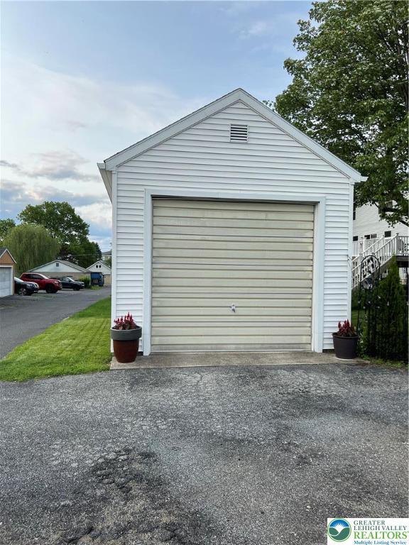 1540 Riegel St, Hellertown Borough, PA 18055 - detached garage featuring asphalt driveway