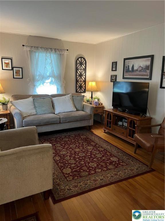 1540 Riegel St, Hellertown Borough, PA 18055 - living area featuring hardwood / wood-style floors