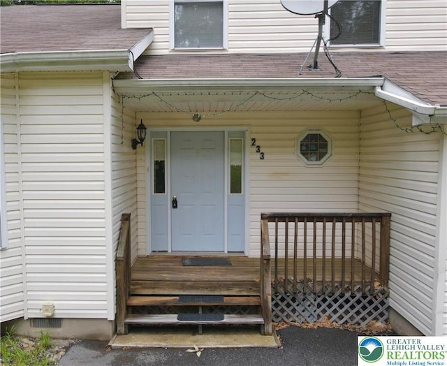 133 Summerton Cir, Stroud Twp, PA 18301 - entrance to property with roof with shingles