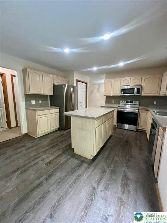 133 Summerton Cir, Stroud Twp, PA 18301 - kitchen featuring stainless steel appliances, dark wood-type flooring, light countertops, a kitchen island, and light brown cabinetry