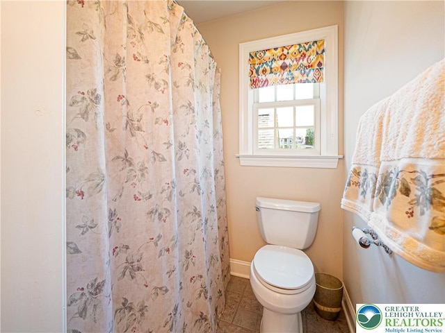 5355 Saucon Ridge Rd, Upper Saucon Twp, PA 18036 - bathroom featuring toilet, baseboards, tile patterned floors, and curtained shower