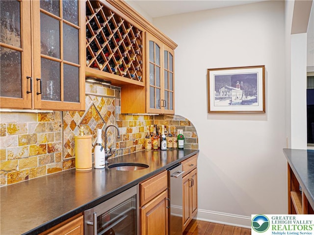 5355 Saucon Ridge Rd, Upper Saucon Twp, PA 18036 - indoor wet bar with tasteful backsplash, baseboards, light wood-style floors, and wine cooler