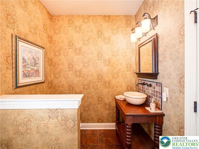 5355 Saucon Ridge Rd, Upper Saucon Twp, PA 18036 - bathroom featuring baseboards and vanity