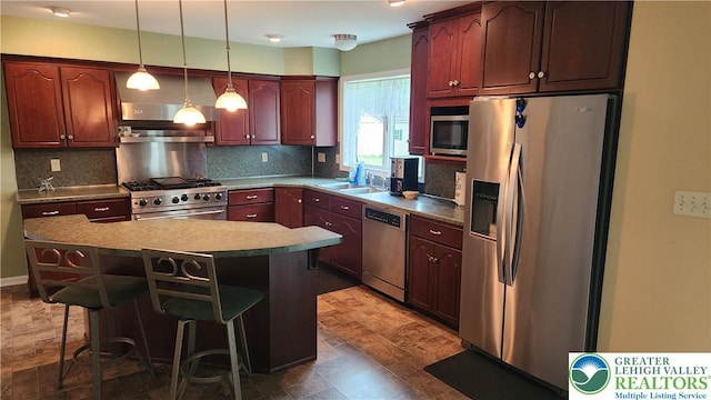 391 W Mayfield Cir, Lower Nazareth Twp, PA 18020 - kitchen with appliances with stainless steel finishes, a sink, backsplash, a kitchen island, and a breakfast bar