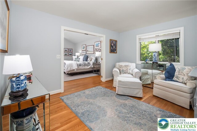 1560 Surrey Rd, Lower Saucon Twp, PA 18015 - living room featuring wood finished floors and baseboards