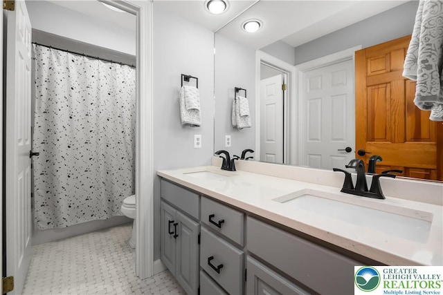 1560 Surrey Rd, Lower Saucon Twp, PA 18015 - bathroom featuring double vanity, toilet, a shower with shower curtain, and recessed lighting