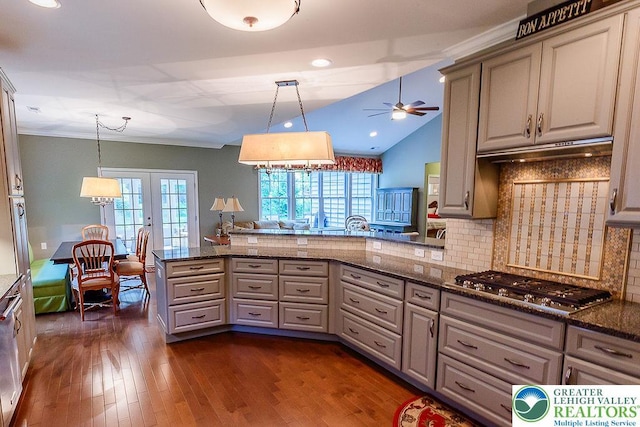 1069 Resolution Dr, Bethlehem City, PA 18017 - kitchen featuring stainless steel gas cooktop, gray cabinets, a peninsula, a ceiling fan, and backsplash