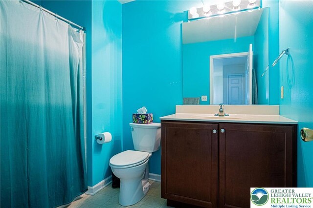 4 Hillside Ct, Easton, PA 18045 - bathroom with toilet, vanity, baseboards, and a shower with curtain