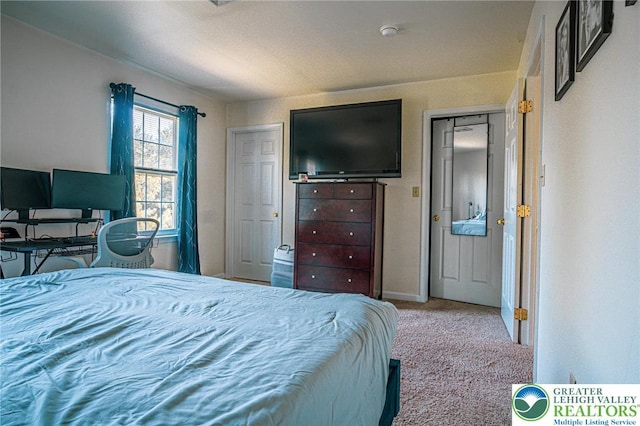 4 Hillside Ct, Easton, PA 18045 - bedroom featuring carpet floors, baseboards, and a desk