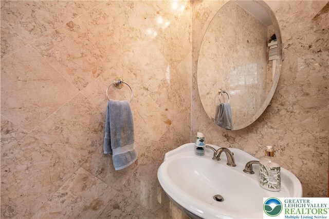 990 Hill Dr, Lower Macungie Twp, PA 18103 - bathroom with a sink