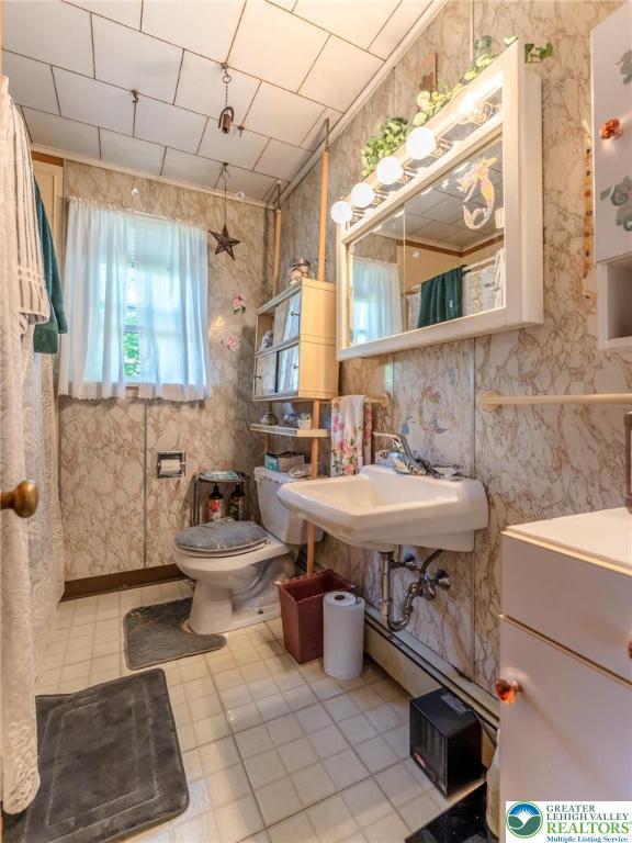 150 Lehigh St, Franklin Twp, PA 18235 - full bath featuring toilet and wallpapered walls
