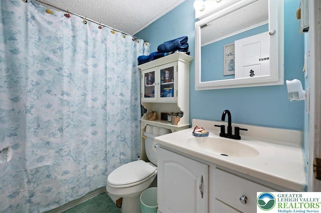 138 Drakes Dr, Penn Forest Twp, PA 18229 - full bath featuring a textured ceiling, vanity, toilet, crown molding, and curtained shower